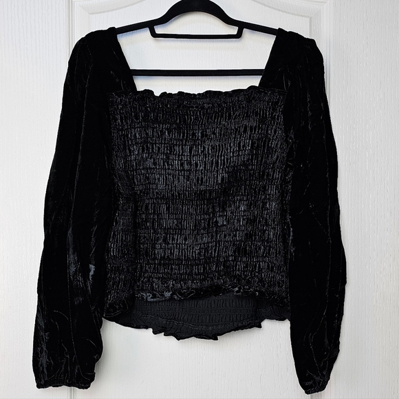 TORRID Womens Long Sleeve Velvet Smocked Blouson Sleeve Crop Top, Black - Picture 6 of 10